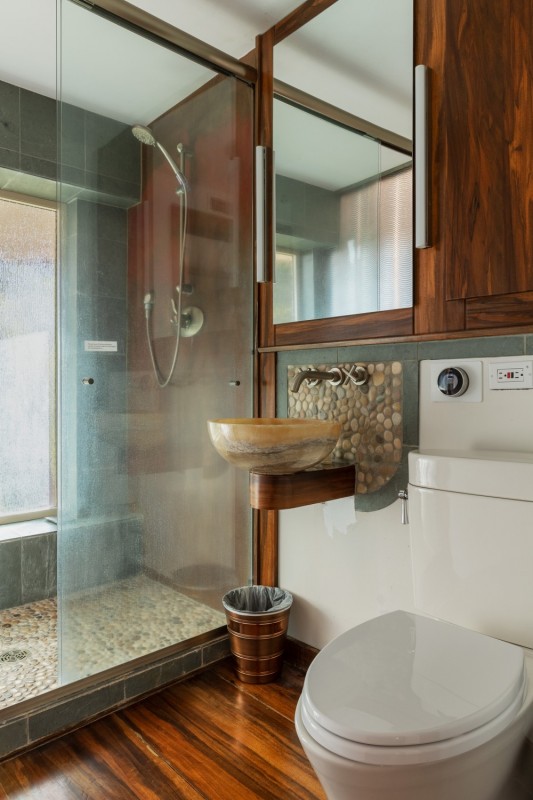 Панорамный вид на лес в уединенном "домике" на дереве Панорамный вид на лес в уединенном "домике" на дереве