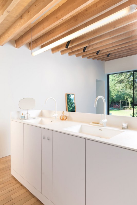 Светлый интерьер с контрастной отделкой в бельгийском коттедже Светлый интерьер с контрастной отделкой в бельгийском коттедже