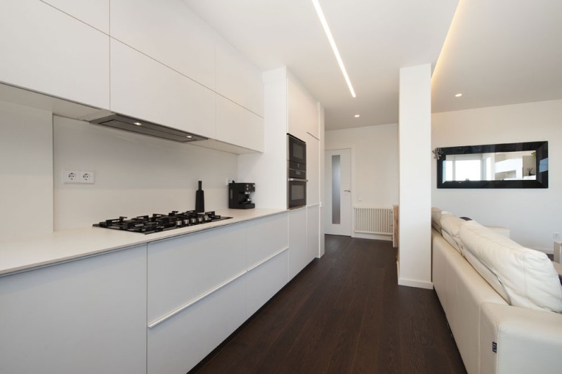 Черно-белый интерьер гостиной в квартире, расположенной в Барселоне