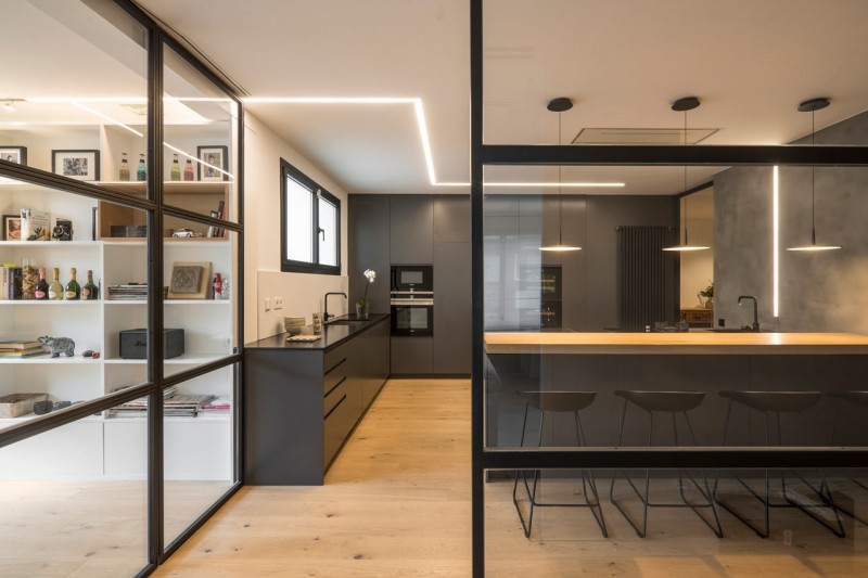 Чёрные акценты в интерьере апартаментов в Барселоне Чёрные акценты в интерьере апартаментов в Барселоне