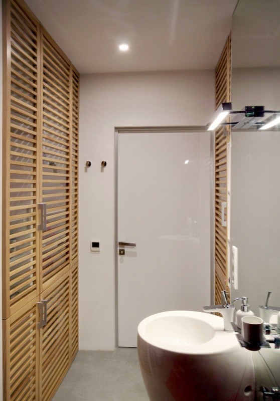 Эффектные красные акценты в интерьере небольшой квартиры