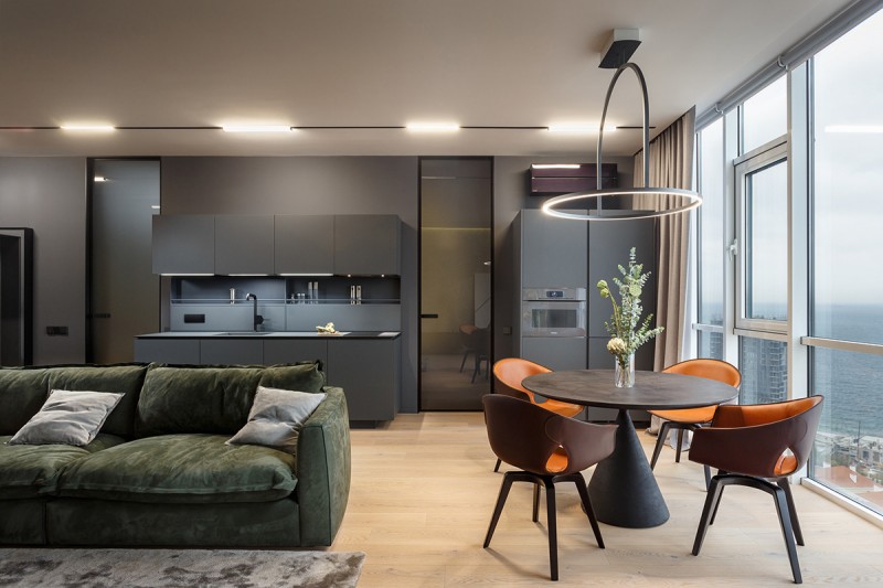 Фокусировка на панорамные окна в студии площадью 69 кв.м.