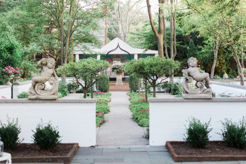 Французский загородный коттедж с потрясающим садом