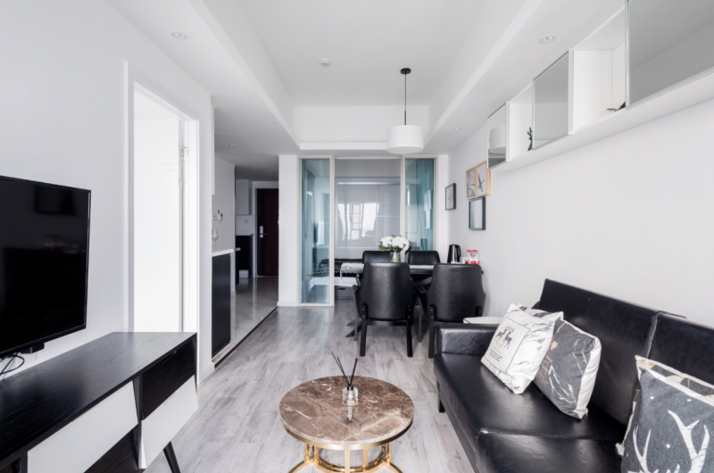 Интерьер в черно-белых тонах Интерьер в черно-белых тонах