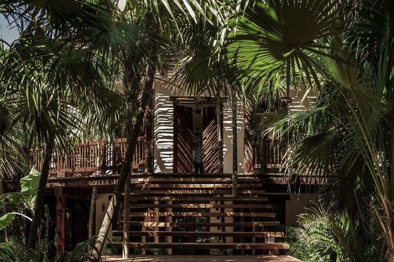 Контрастное сочетание белого цемента и дерева