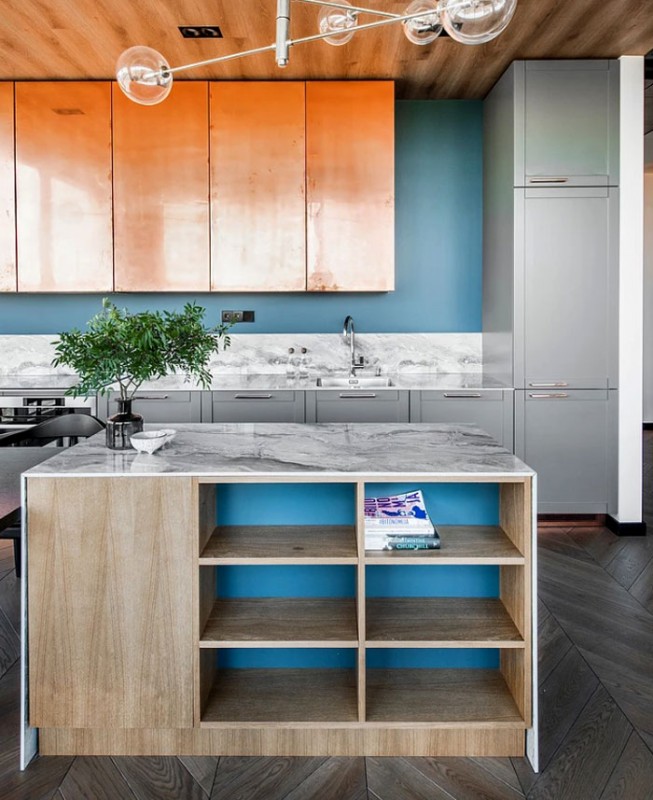 Приглушенные тона и мраморные, латунные и медные акценты в декоре литовской квартиры