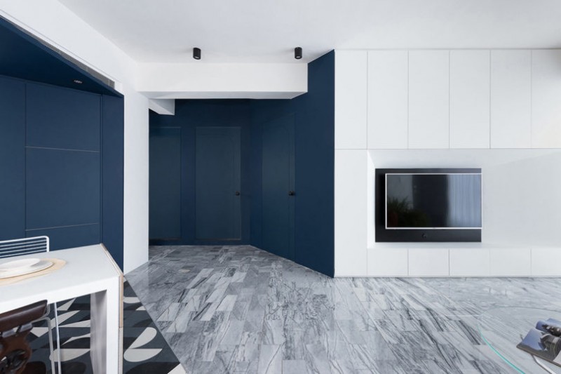 Сочетание черных деталей с белым и синим в интерьере апартаментов в Тайбэе, Тайвань Сочетание черных деталей с белым и синим в интерьере апартаментов в Тайбэе, Тайвань