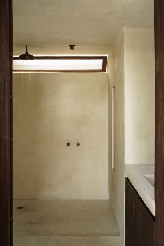 Контрастное сочетание белого цемента и дерева