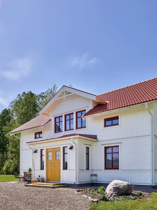 Недавно построенный классический деревенский дом в коммуне Эребру, Швеция
