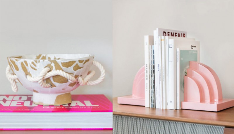 Скандинавская цветовая палитра и графические черно-белые полосы в интерьере гостиной