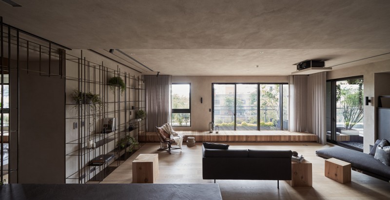 Сочетание дерева и металла в дизайне просторного семейного дома