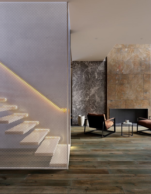 Удачное сочетание мрамора, камня и дерева