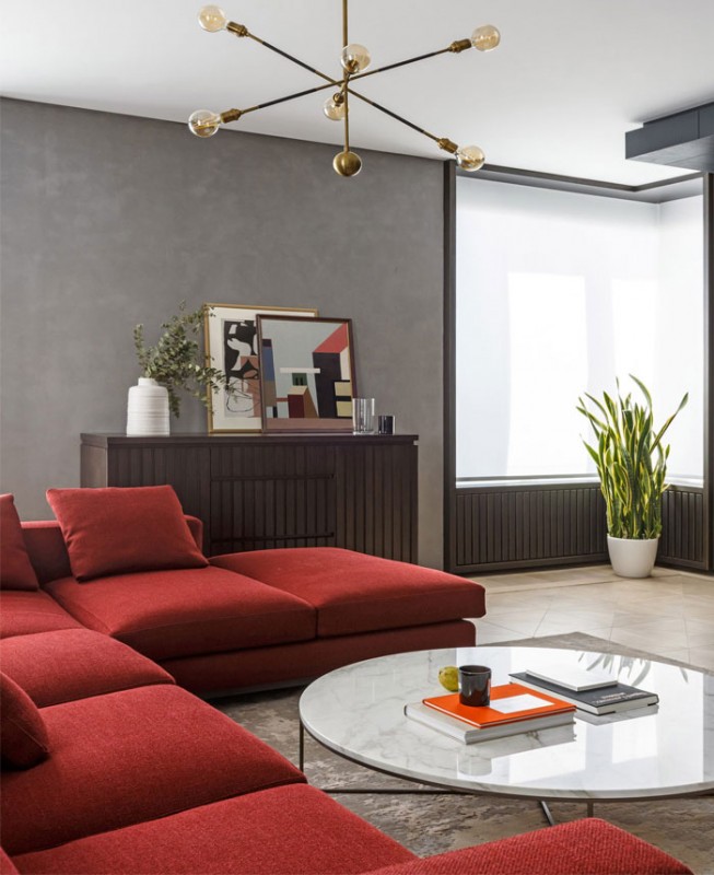 Благородные цвета и материалы в сочетании с современными формами в декоре небольших апартаментов