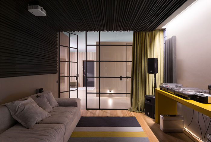 Интригующие дизайнерские конструкции и яркие акценты в интерьере просторных апартаментов