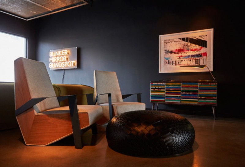 Клуб любителей классических автомобилей, расположенный на пристани 76 на реке Гудзон, Нью-Йорк