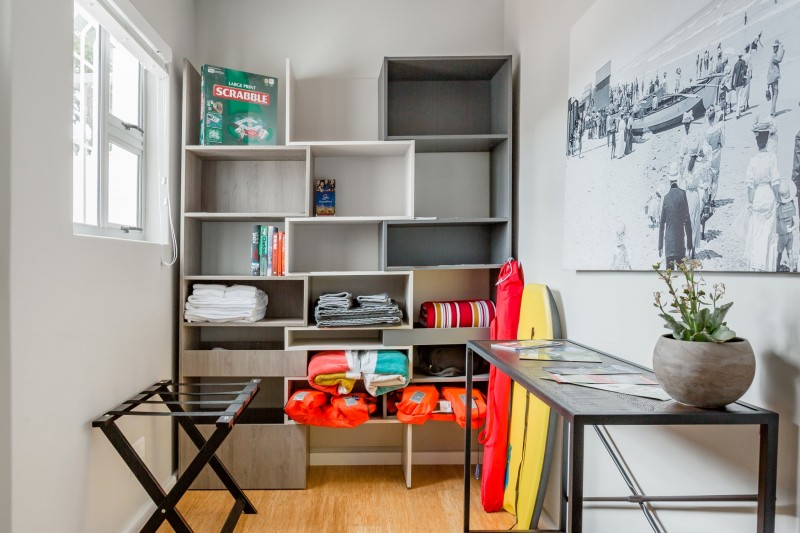 Приглушенные оттенки и элегантная современная мебель в интерьере апартаментов в Кейптауне Приглушенные оттенки и элегантная современная мебель в интерьере апартаментов в Кейптауне