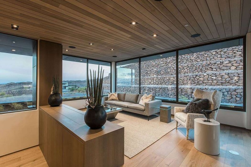 Резиденция, оформленная в бежево-коричневых тонах