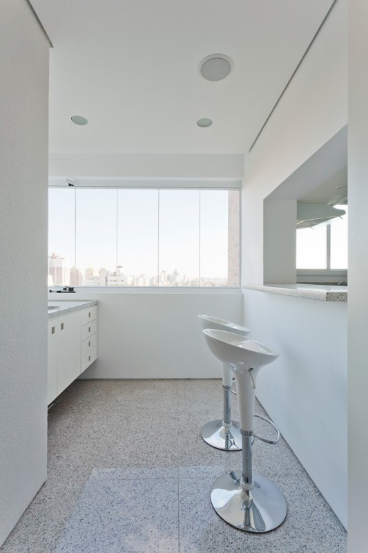 Сочетание белого цвета и дерева в интерьере комфортных апартаментов