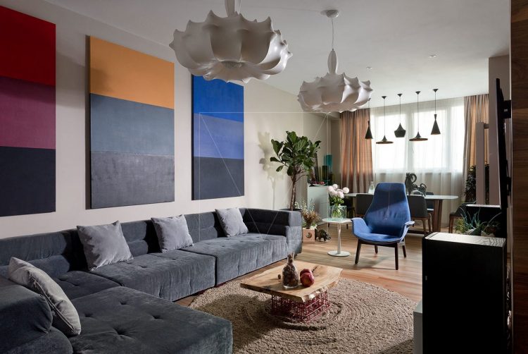 Деревянные поверхности и яркие цвета - современная квартира для молодой семьи