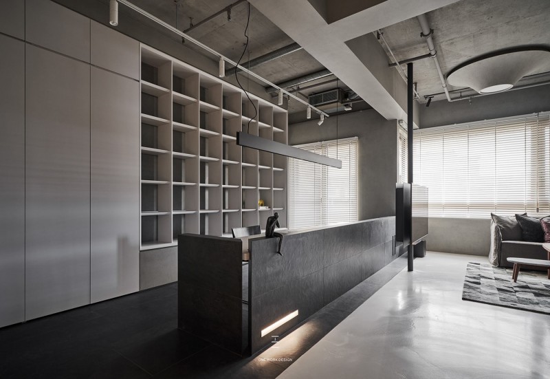 Интерьер просторных апартаментов в индустриальном стиле