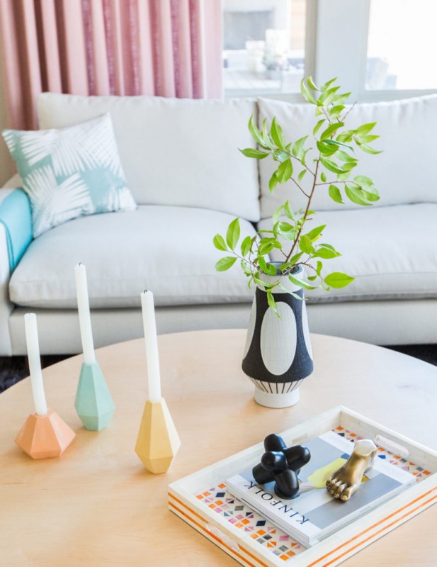 Скандинавская цветовая палитра и графические черно-белые полосы в интерьере гостиной