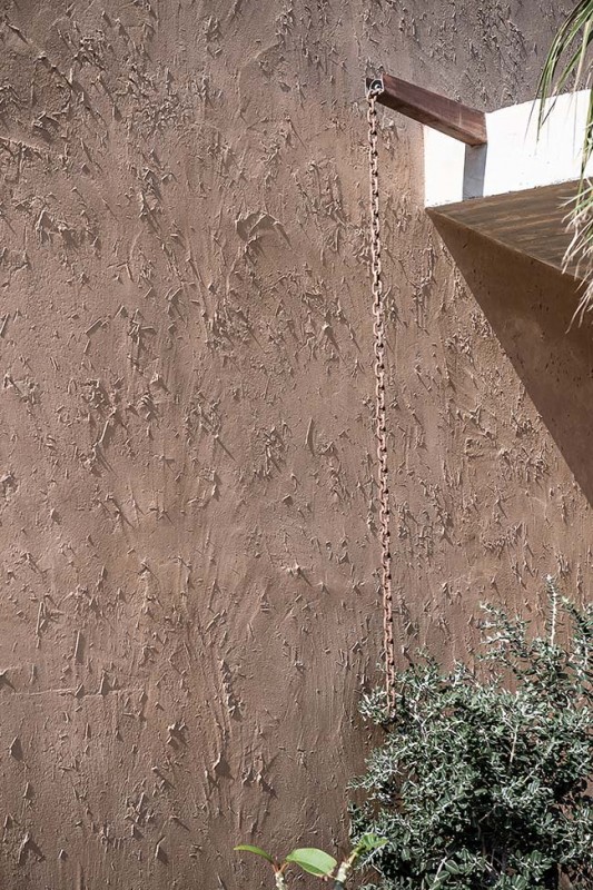 Вилла на Крите, интегрированная в дикий ландшафт и выполненная из камня и натуральных материалов