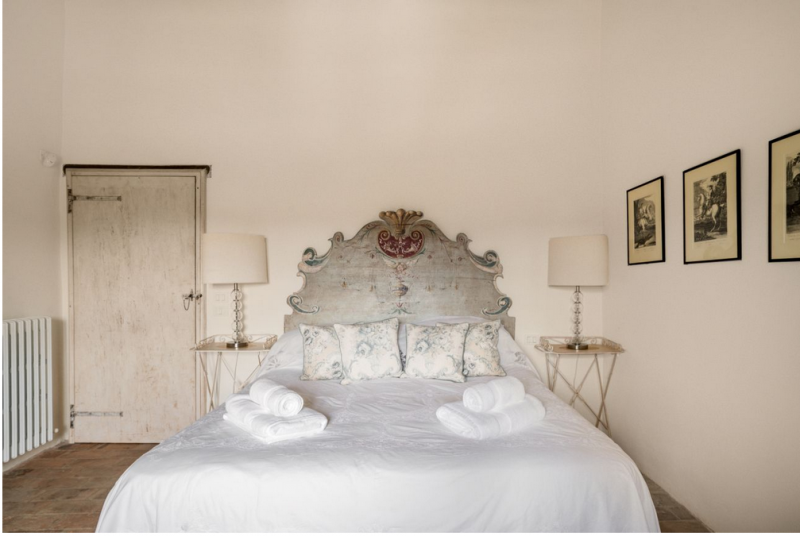 Замковая каменная вилла, расположенная на 84 гектарах леса в пасторальной Тоскане