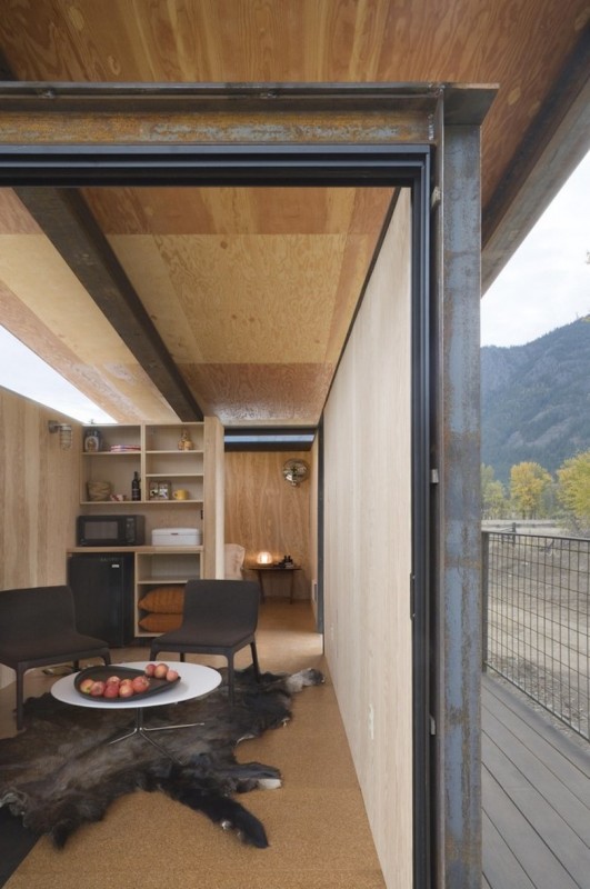 Группа из шести платформенных домов, расположенных на лугах в долине реки Моуу в штате Вашингтон Группа из шести платформенных домов, расположенных на лугах в долине реки Моуу в штате Вашингтон