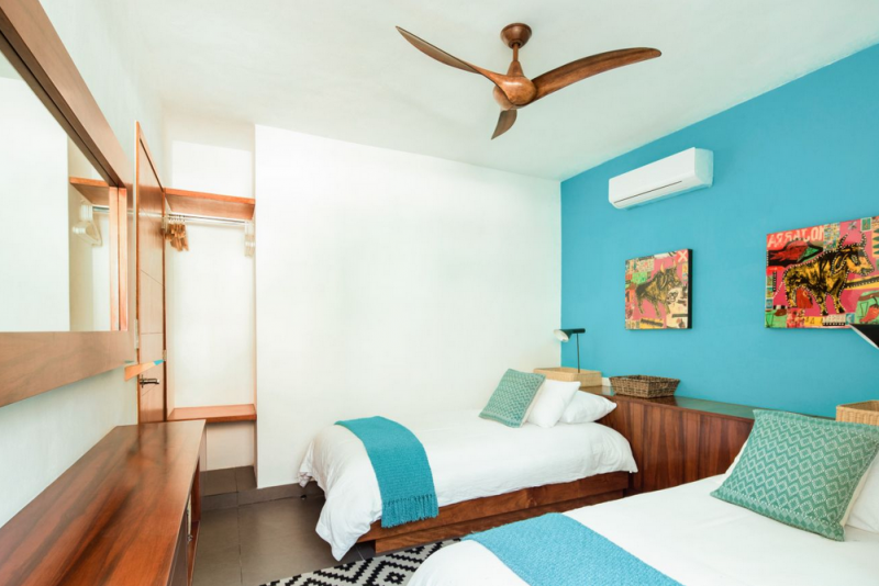 Красочный тропический модернизм в интерьере виллы в Мексике