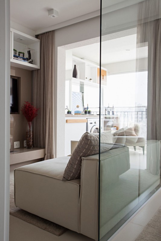 Нейтральная цветовая палитра и стеклянные стены в компактной квартире площадью 35 м2 Нейтральная цветовая палитра и стеклянные стены в компактной квартире площадью 35 м2