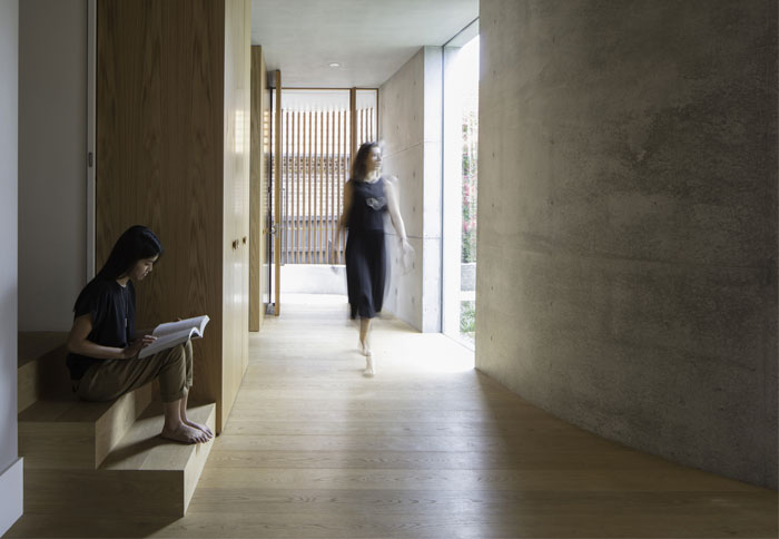 Переплетение дерева, бетона, стекла и металла в интерьере дома в Сиднее