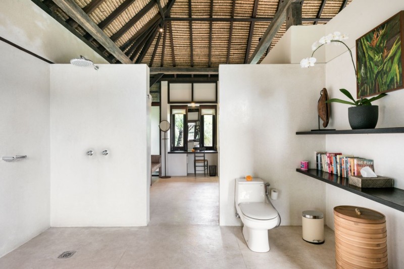 Современная вилла с соломенной крышей и видом на джунгли