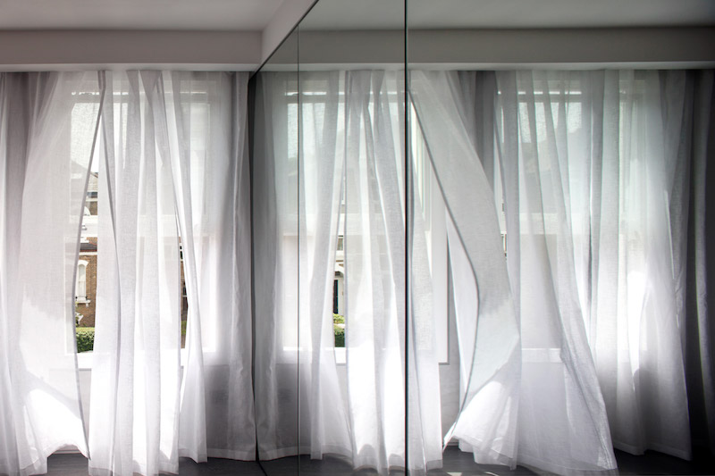 Строгий функциональный интерьер маленькой студии