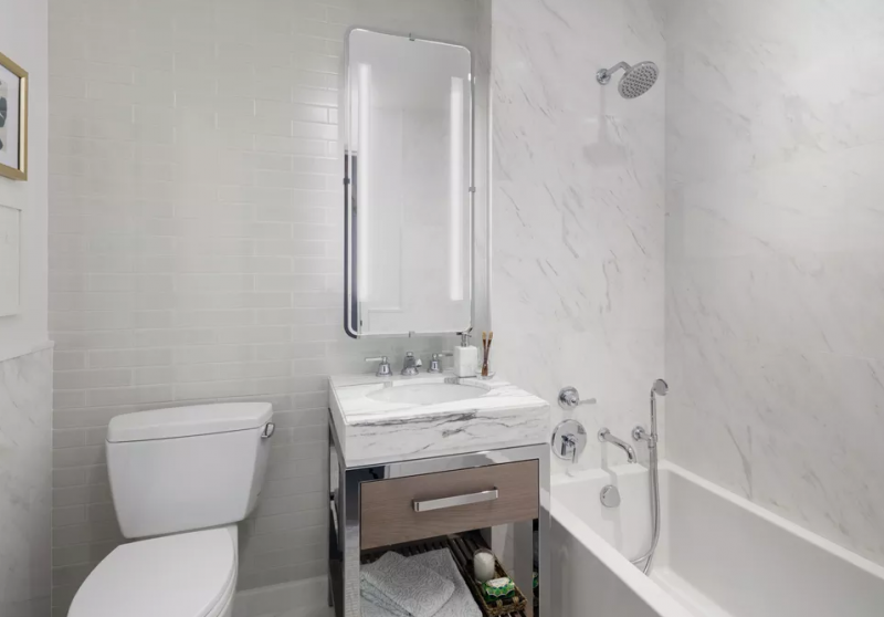 Интерьер мансарды в пастельно-серых тонах