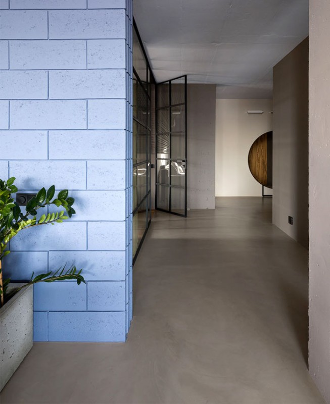 Интригующие дизайнерские конструкции и яркие акценты в интерьере просторных апартаментов