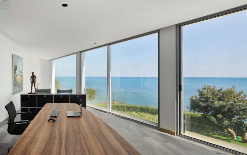 Современная вилла на берегу Средиземного моря