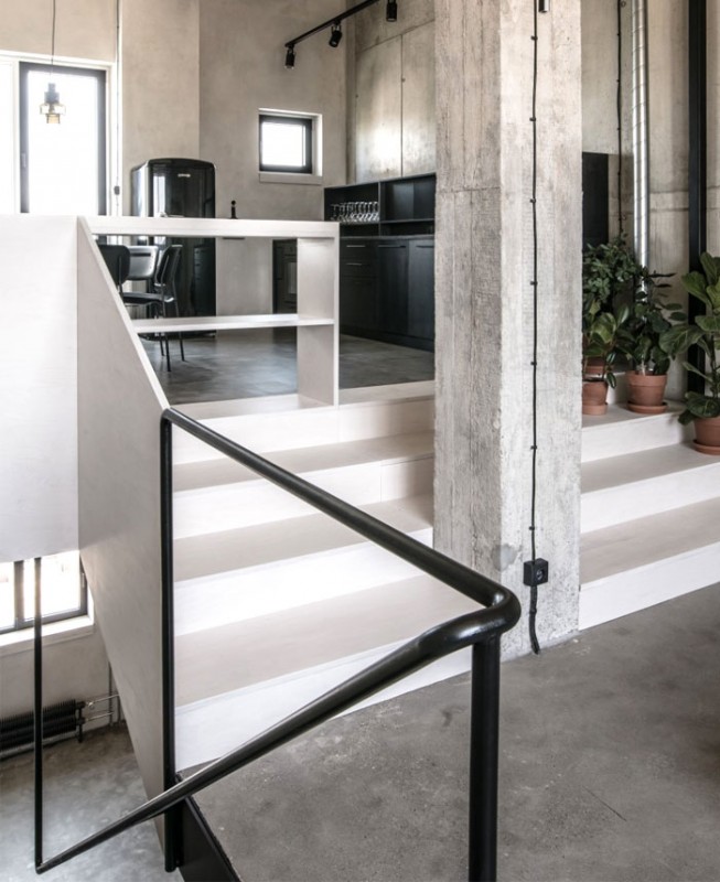 Вертикально ориентированный лофт, расположенный в промышленном здании