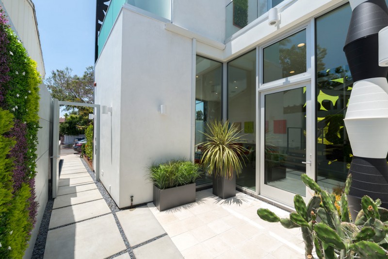 Резиденция в Калифорнии с фасадом из металлических цветов