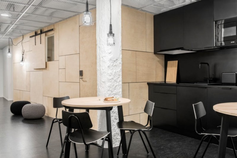 Бывший банк в Ювяскюля, Финляндия, был преобразован в современный хостел Studio Puisto Architects Бывший банк в Ювяскюля, Финляндия, был преобразован в современный хостел Studio Puisto Architects