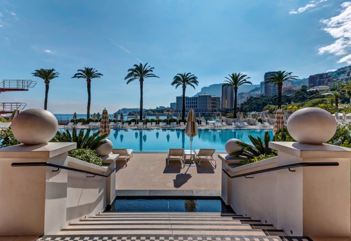 Престижный отель Monte Carlo Beach с частным пляжем и видом на Средиземное море Престижный отель Monte Carlo Beach с частным пляжем и видом на Средиземное море