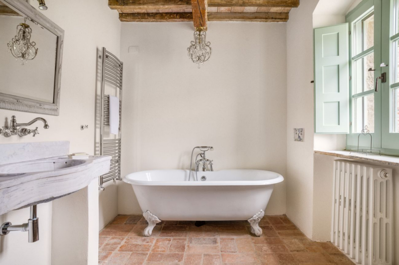 Замковая каменная вилла, расположенная на 84 гектарах леса в пасторальной Тоскане