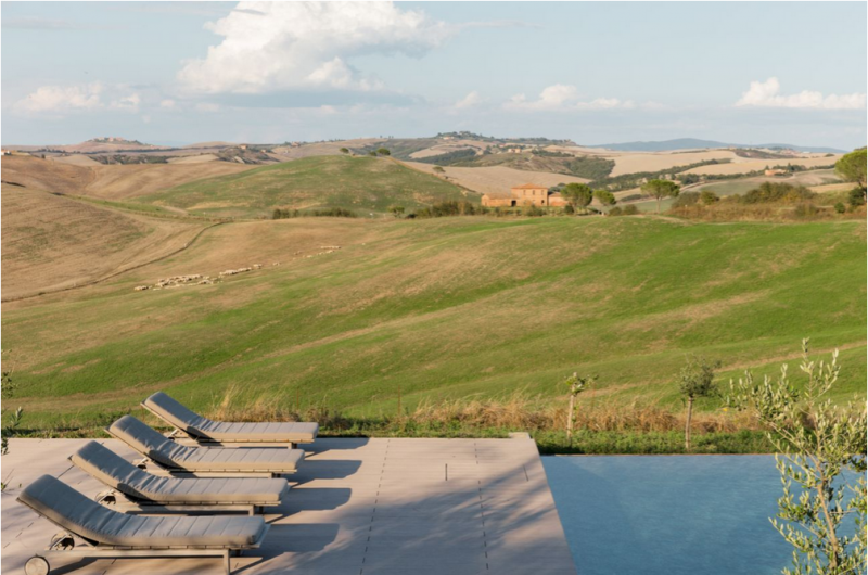 400-летний фермерский дом на вершине холма недалеко от Сиены, Италия 400-летний фермерский дом на вершине холма недалеко от Сиены, Италия