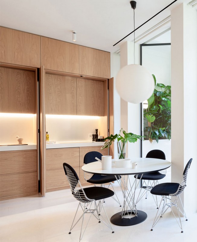 Кухня, спрятанная за элегантными стеновыми панелями в жилом проекте Barcelona Кухня, спрятанная за элегантными стеновыми панелями в жилом проекте Barcelona