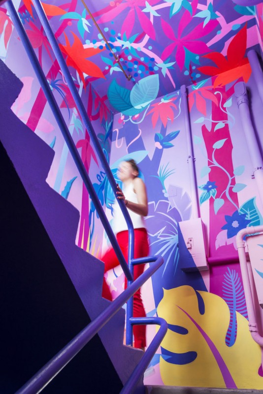 Неоновые цвета в интерьере отеля Shoreline Hotel Waikiki 4* на острове Оаху, Гавайи Неоновые цвета в интерьере отеля Shoreline Hotel Waikiki 4* на острове Оаху, Гавайи