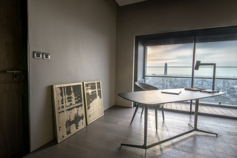 Пентхаус с изысканным декором и панорамными окнами