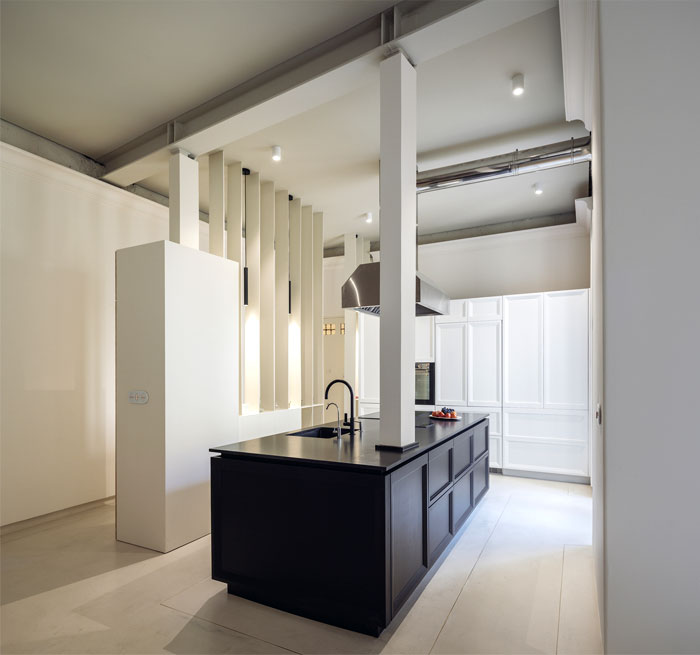 Практичное расположение кухни, столовой и гостиной в одной зоне в мадридской квартире