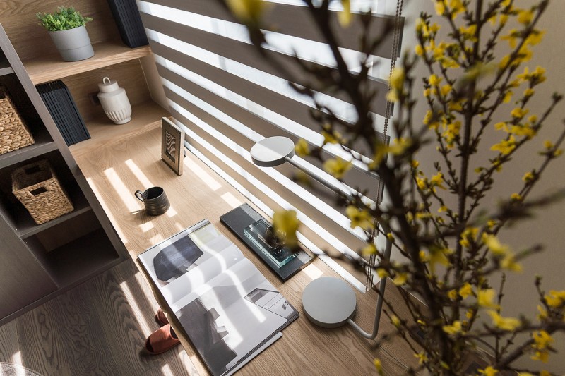 Интерьер в темных тонах с яркими акцентами Интерьер в темных тонах с яркими акцентами