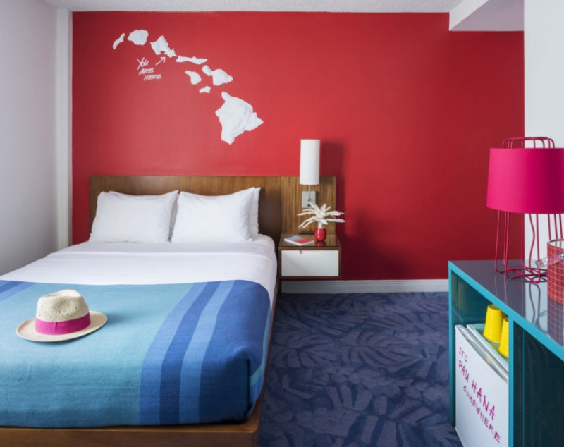 Неоновые цвета в интерьере отеля Shoreline Hotel Waikiki 4* на острове Оаху, Гавайи Неоновые цвета в интерьере отеля Shoreline Hotel Waikiki 4* на острове Оаху, Гавайи