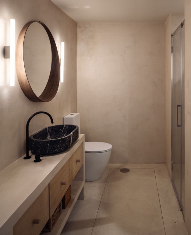 Практичное расположение кухни, столовой и гостиной в одной зоне в мадридской квартире