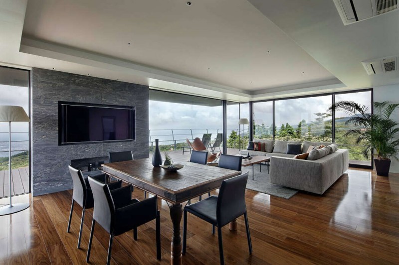 Современный двухэтажный дом, расположенный на озере Аши в Японии